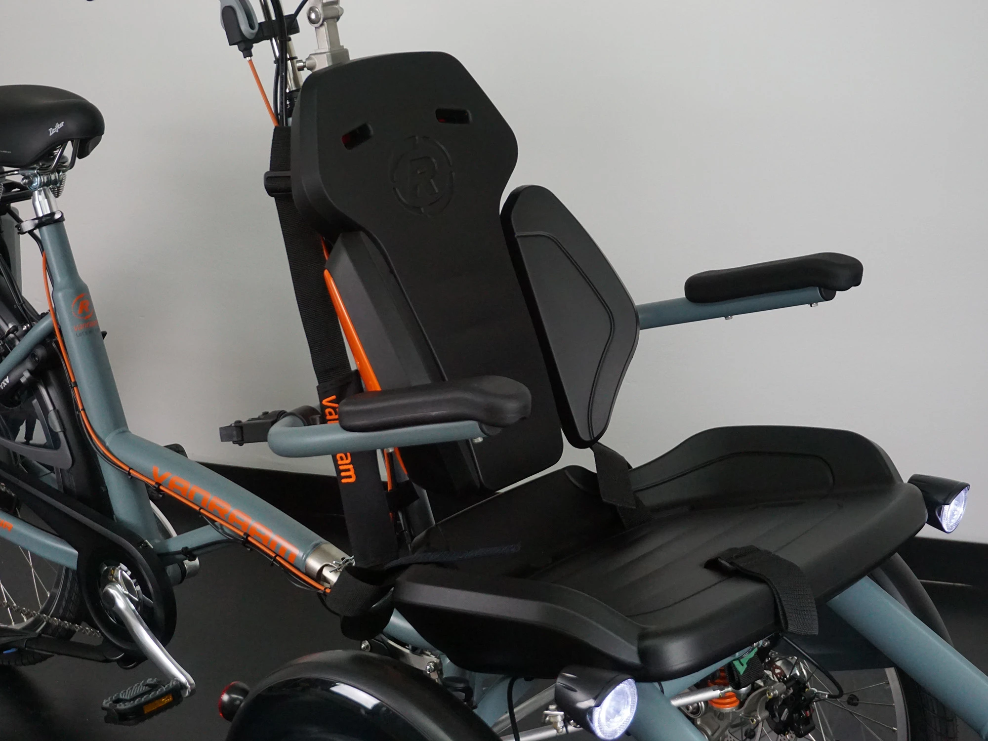 Sessel des Beifahrers mit Armlehnen