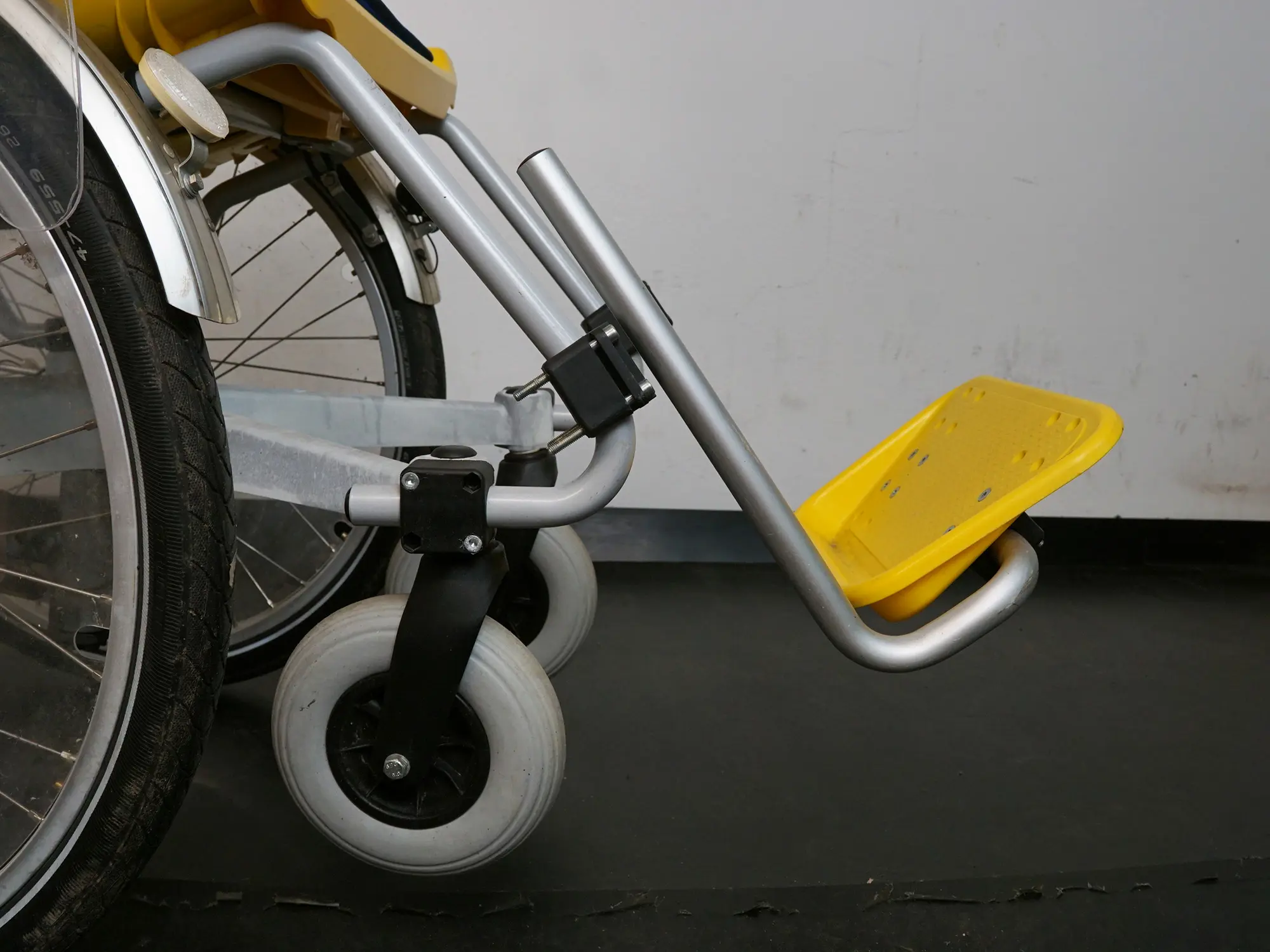 Rollstuhlrad mit Fußstütze