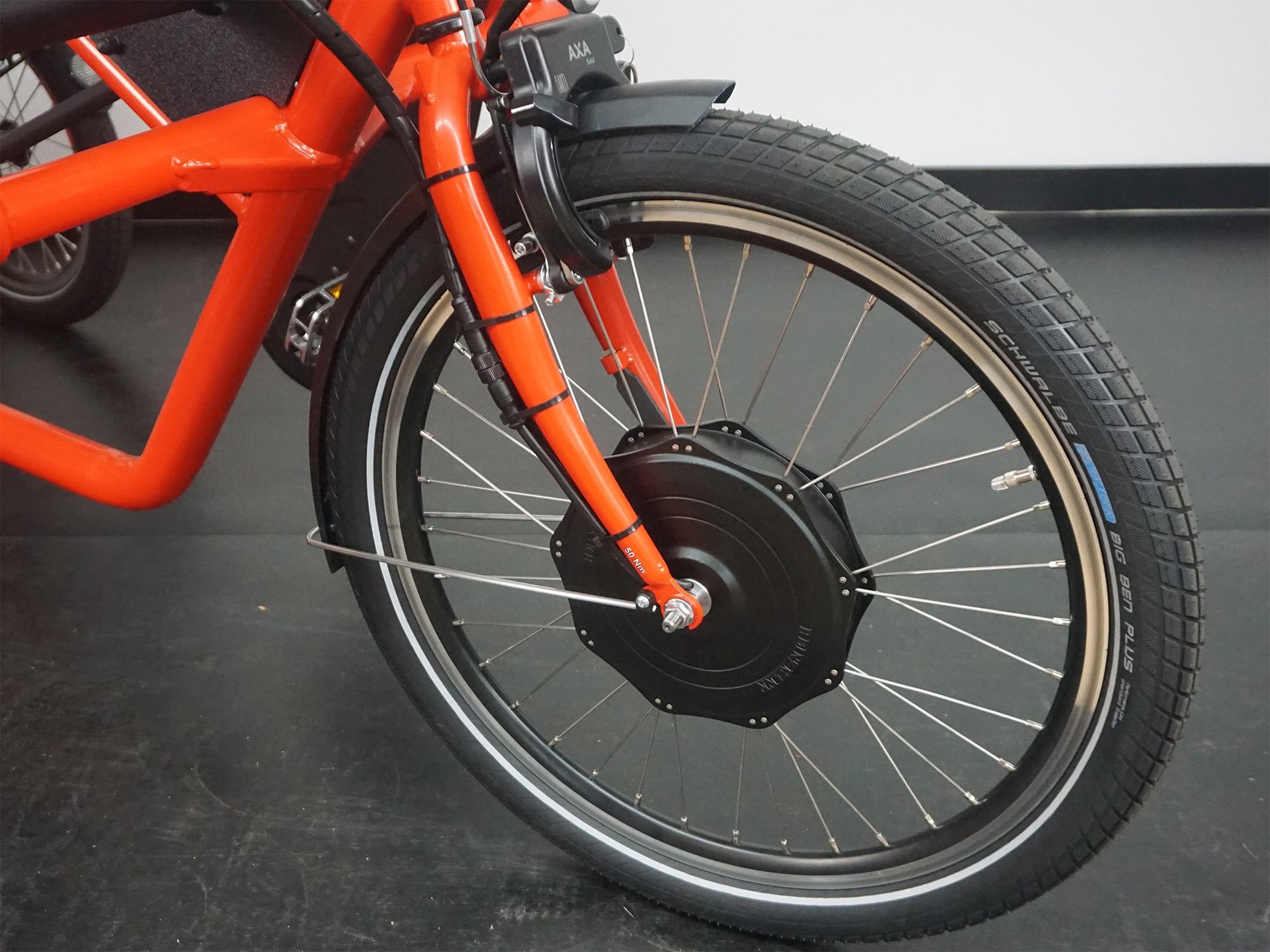 Vorderrad mit integriertem Nabenmotor an E-Bike mit Federgabel und Schutzblech.