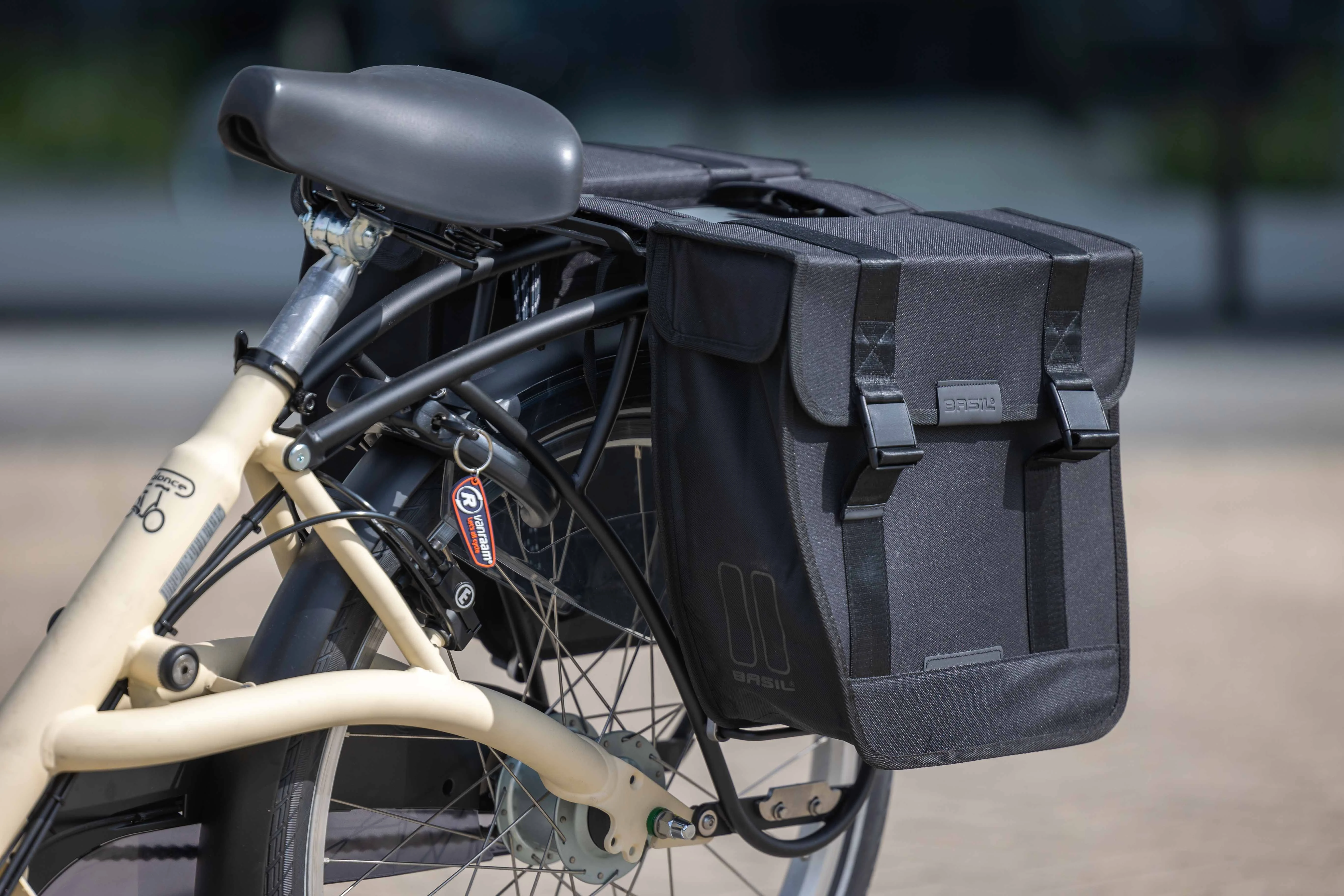 Fahrrad mit zwei Seitentaschen am Hinterrad