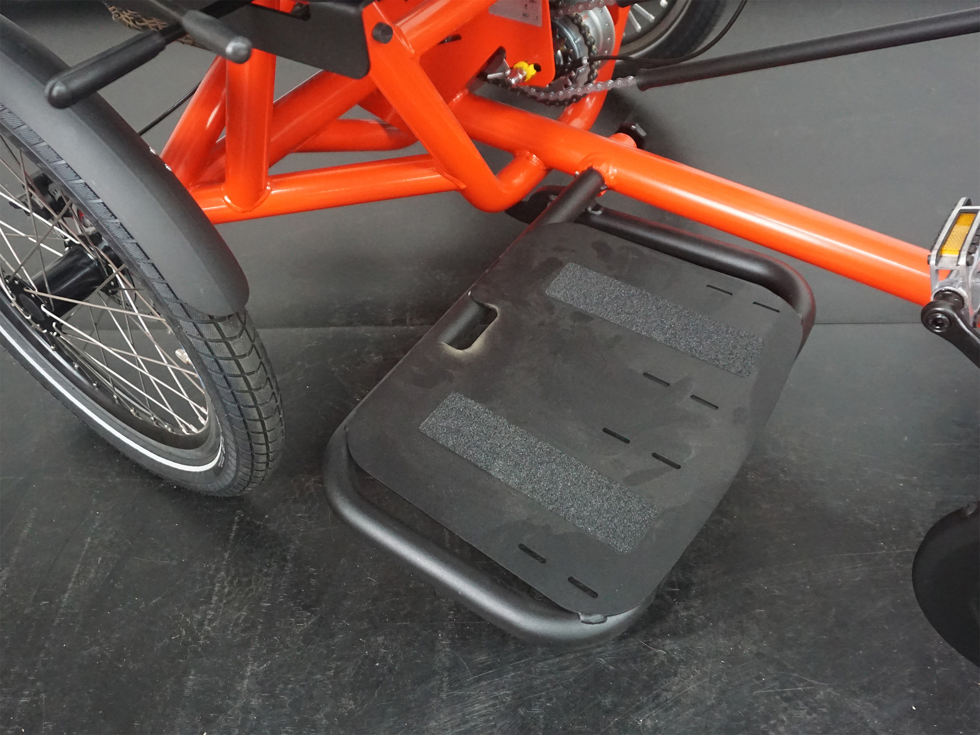 Große Fußablage mit Klettstreifen