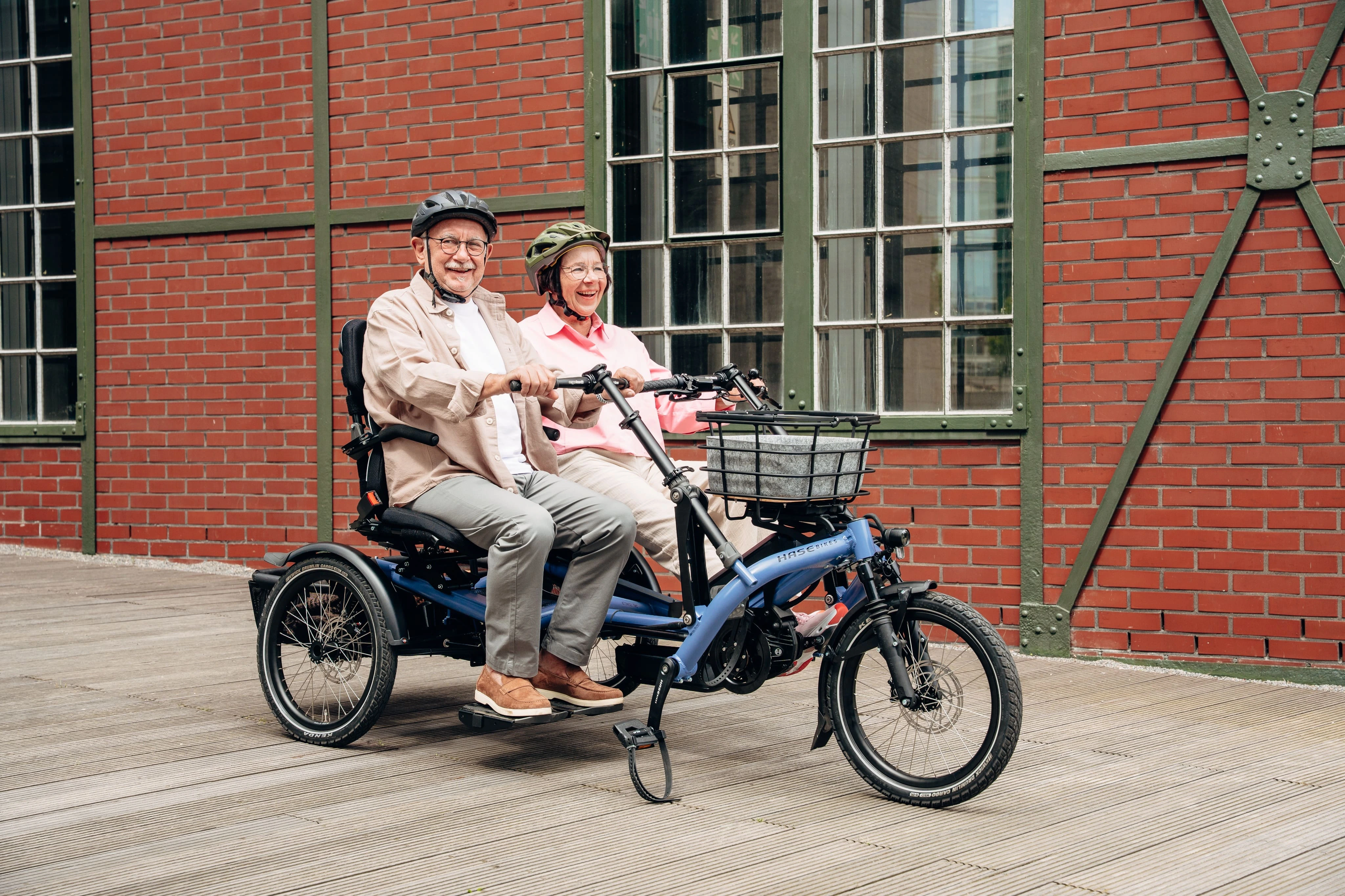 Ein Mann und eine Frau fahren Kettwiesel TWO und lach dabei
