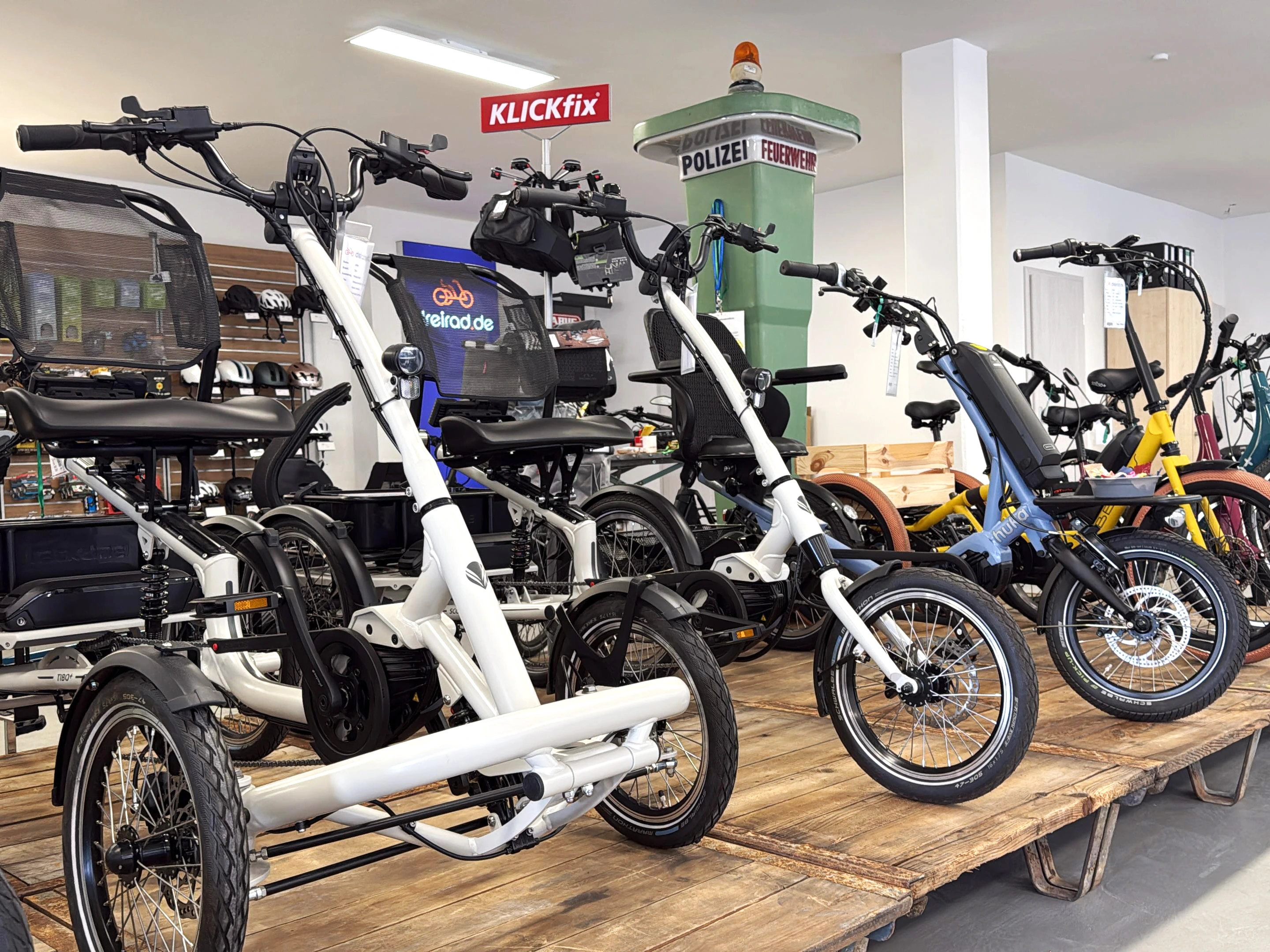verschiedene Fahrräder in einem Fahrradladen