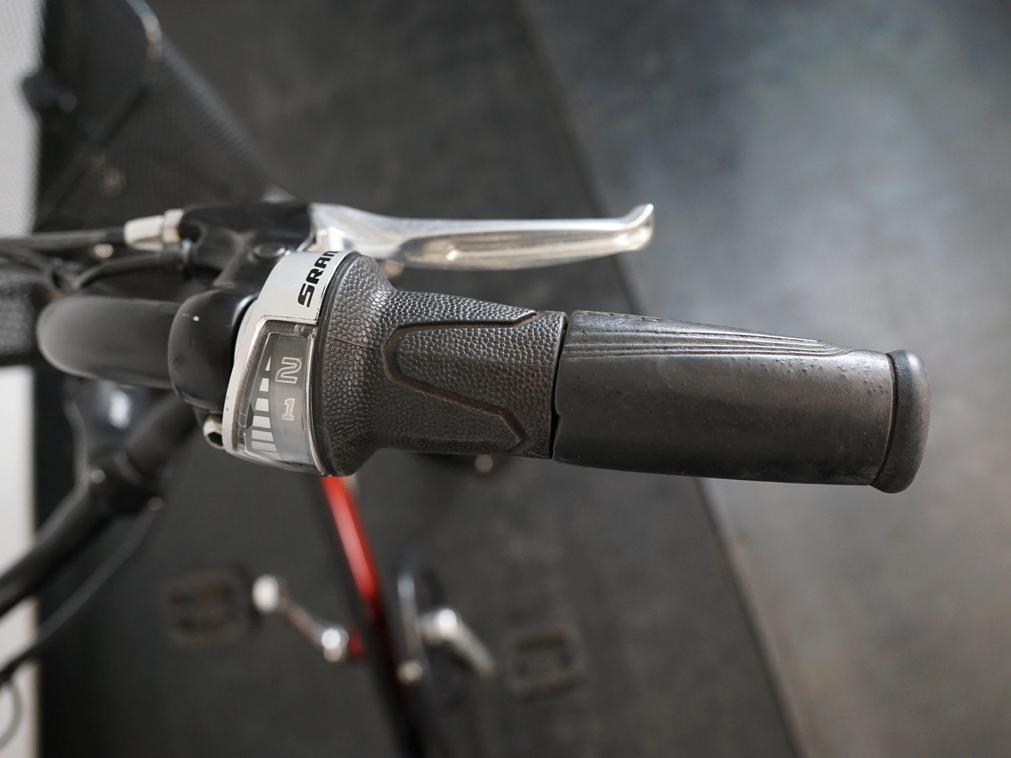 Schaltung und Bremshebel am Lenker