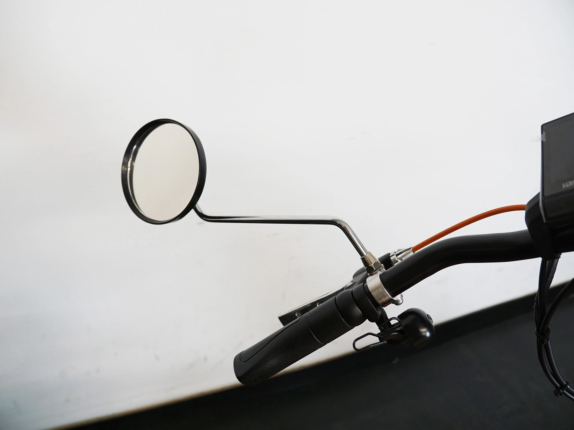 Rückspiegel links am Lenkrad