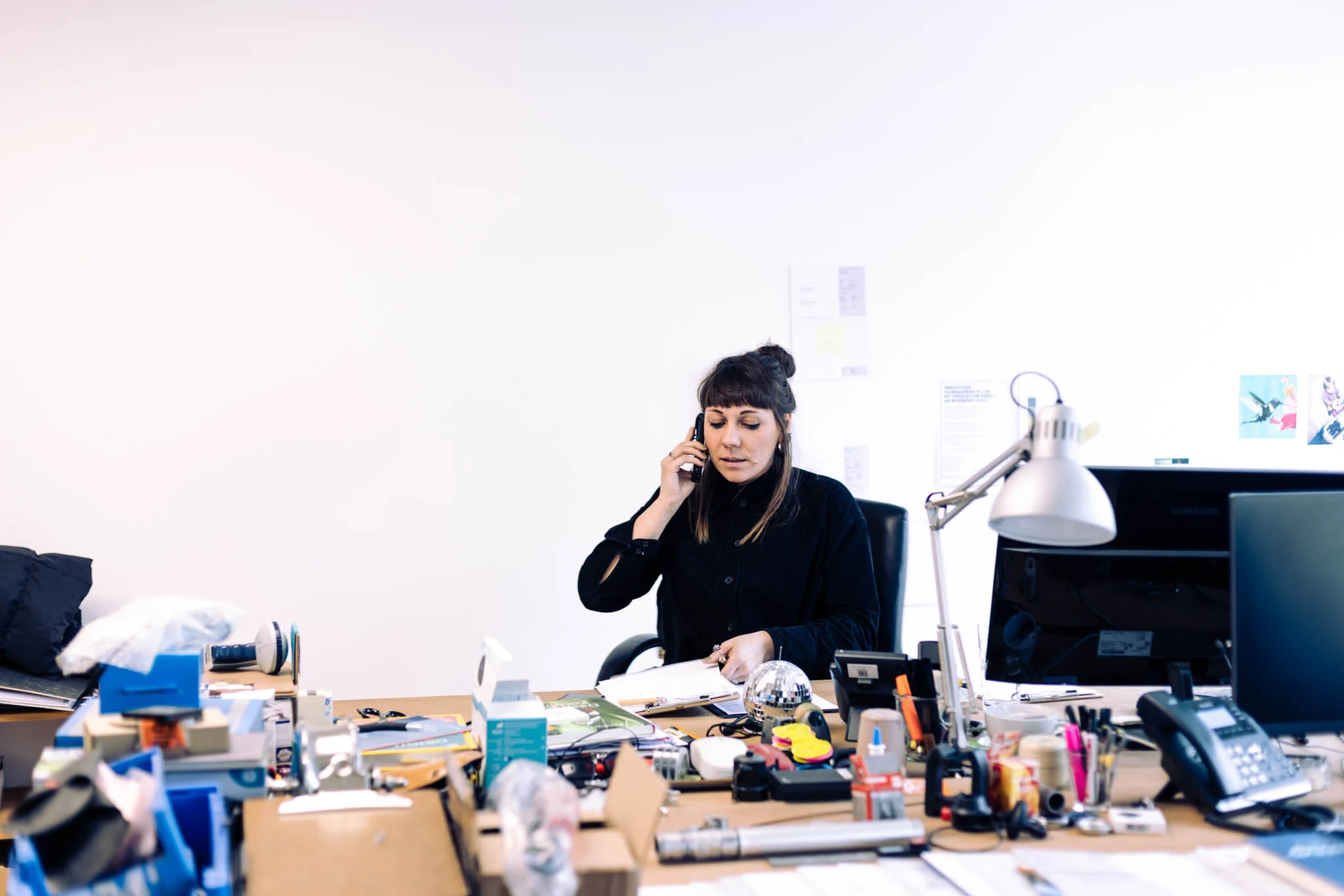 Frau sitzt im Büro und telefoniert