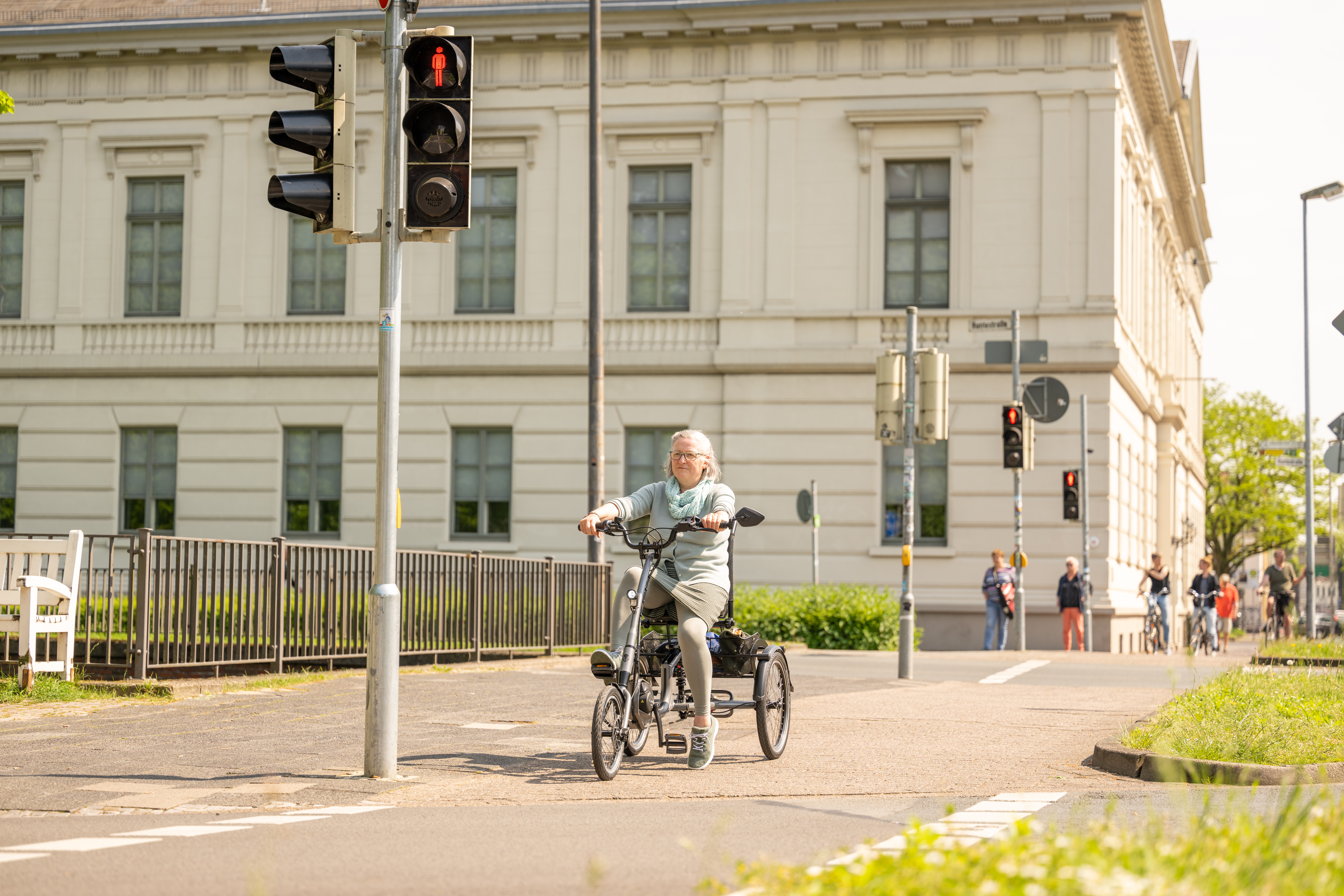 Ältere Frau fährt mit einem Dreirad