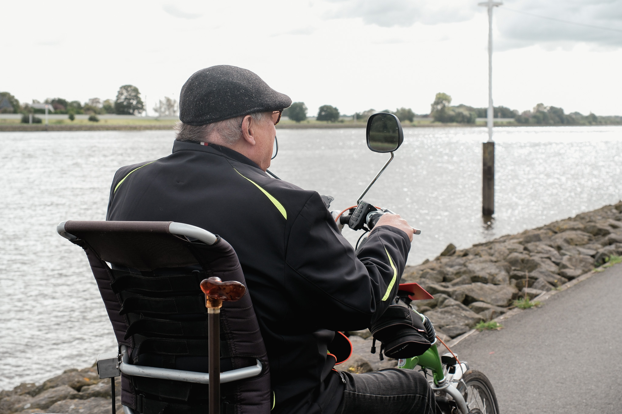 mann-auf-dreirad-an-fluss