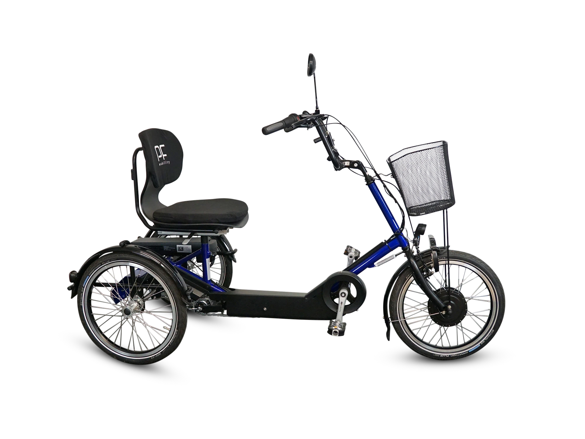 Dreirad in blau auf weißem Hintergrund