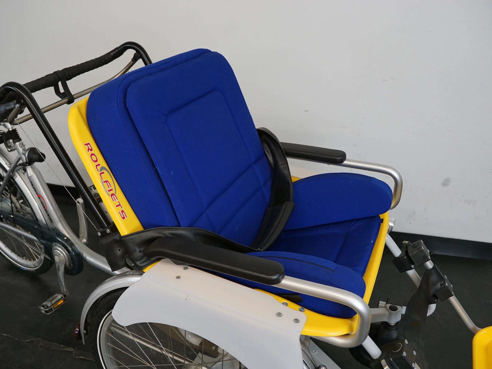 Sitz in dunkel blau mit gelber Schale