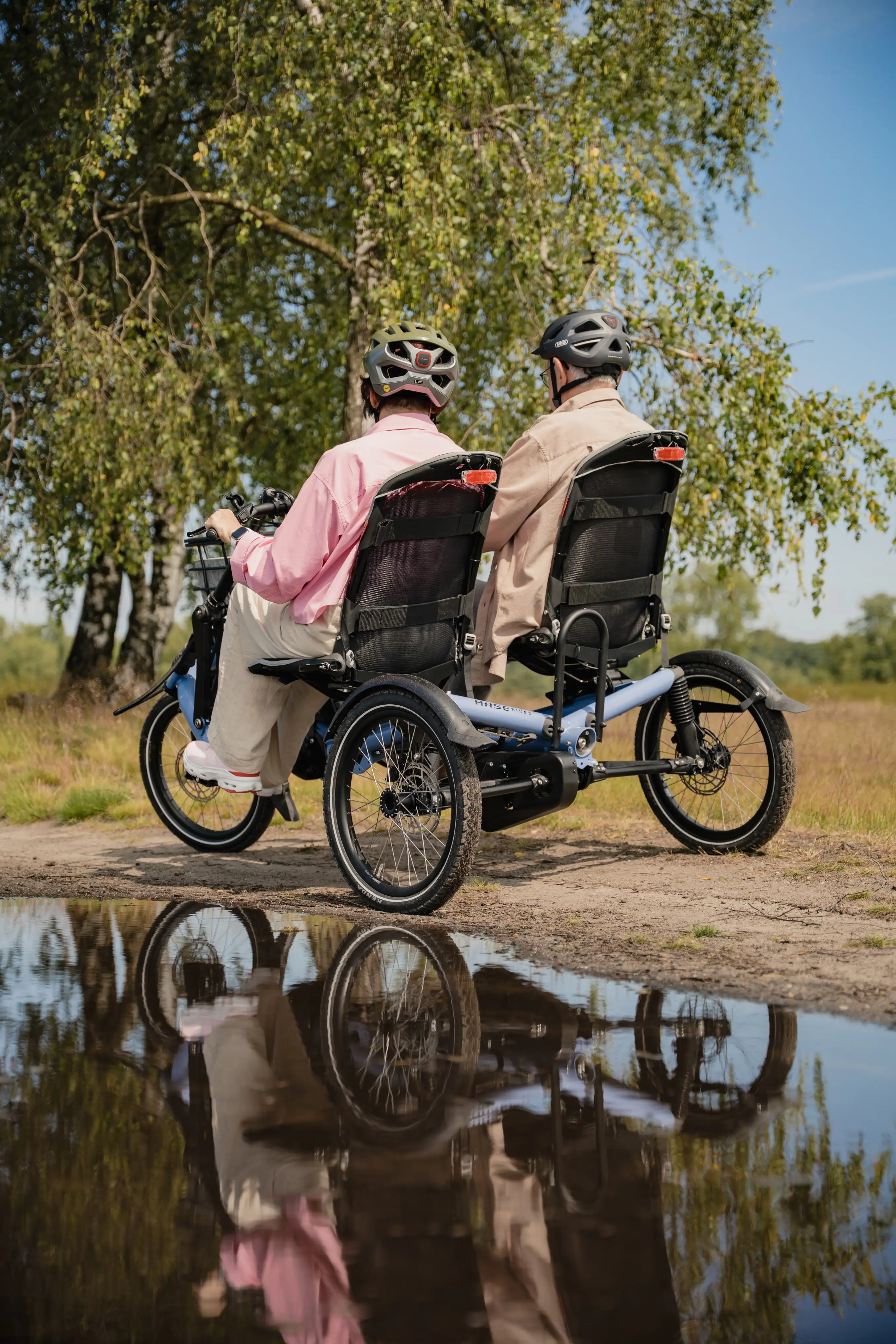 Kettwiesel TWO von hinten zwei Personen fahren