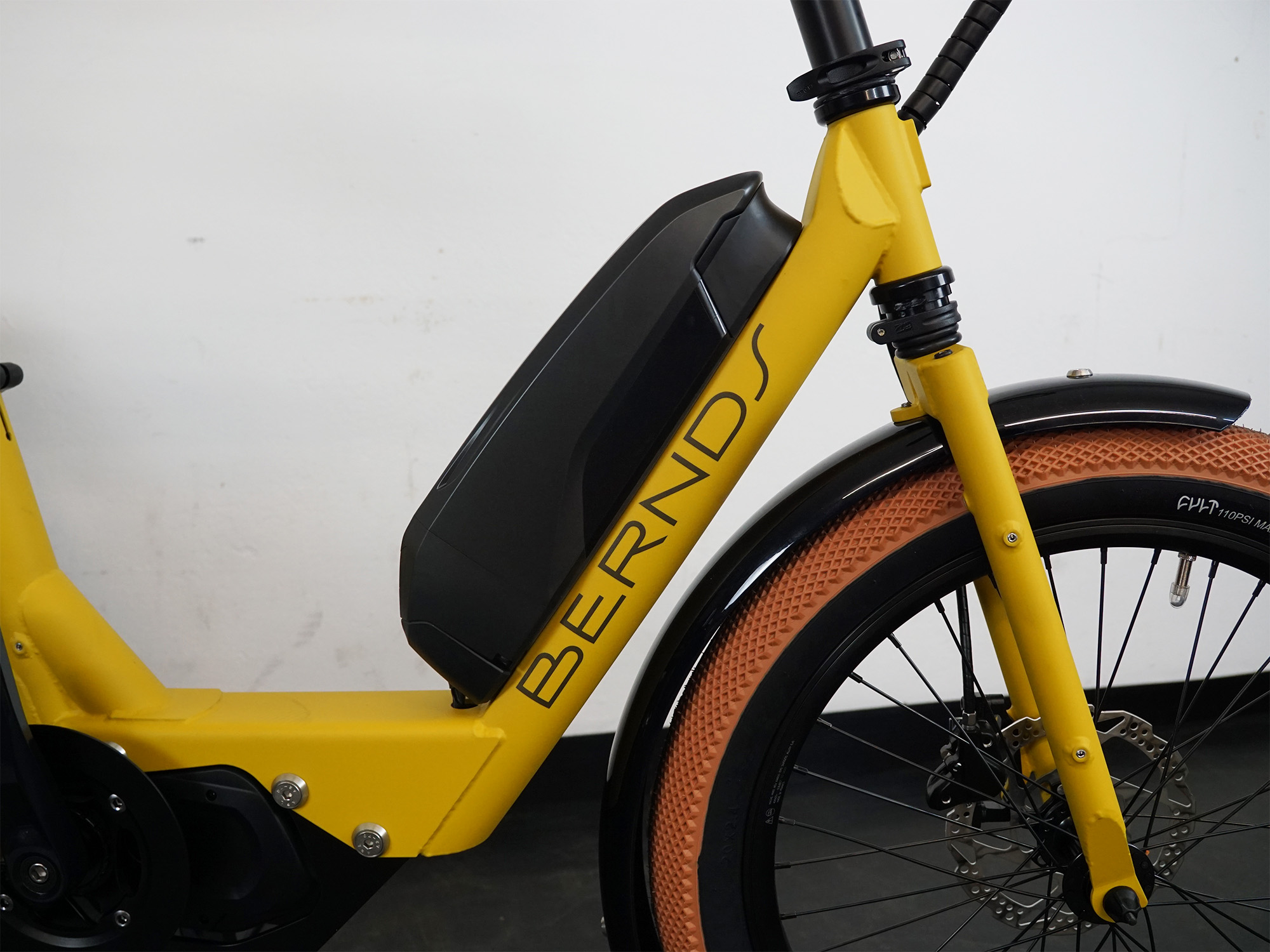Seitlich montierter Akku am gelben BERNDES E-Bike – integriert im Rahmendesign, leicht entnehmbar.