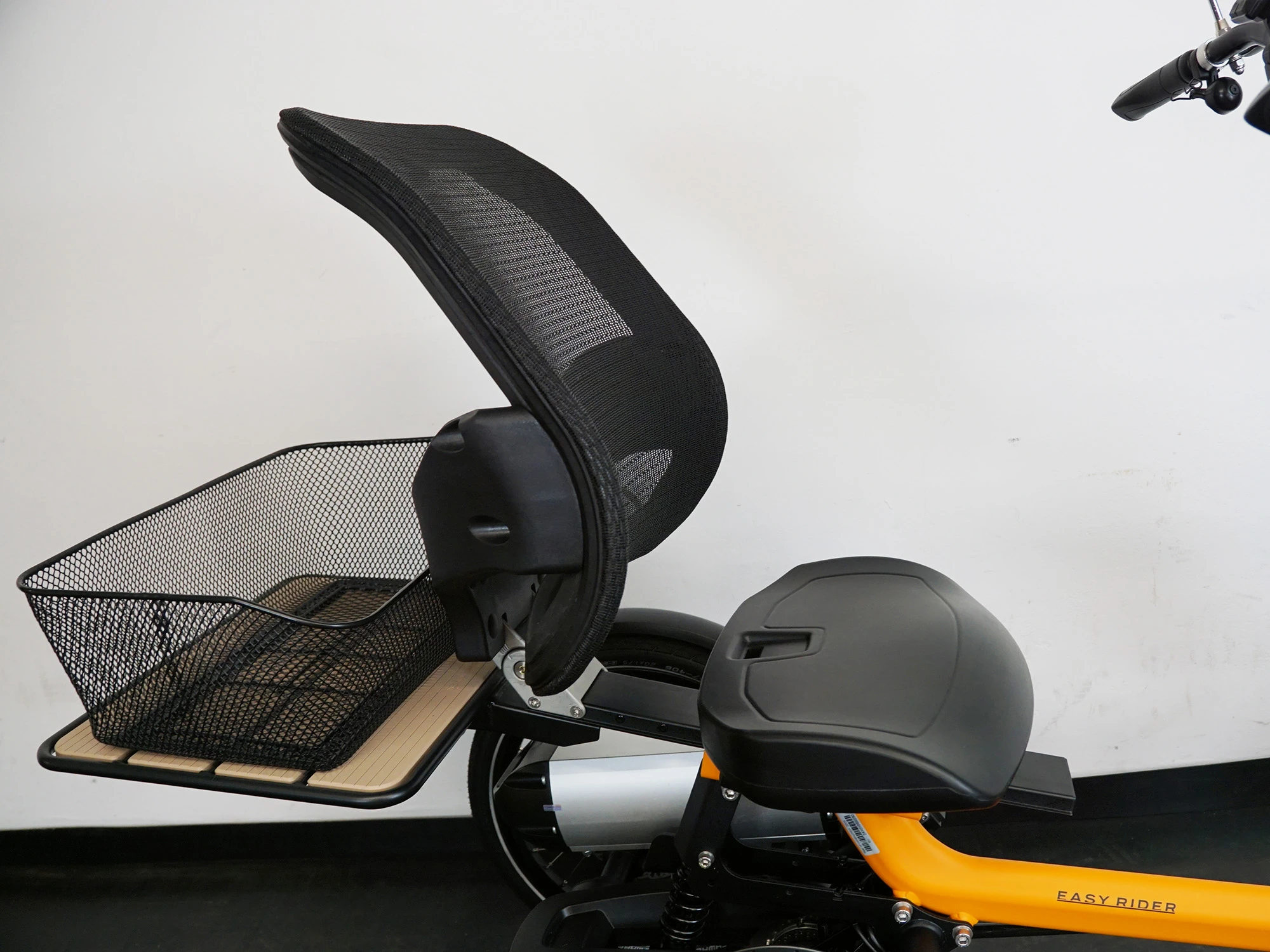 breiter Sitz mit Lehne am Dreirad