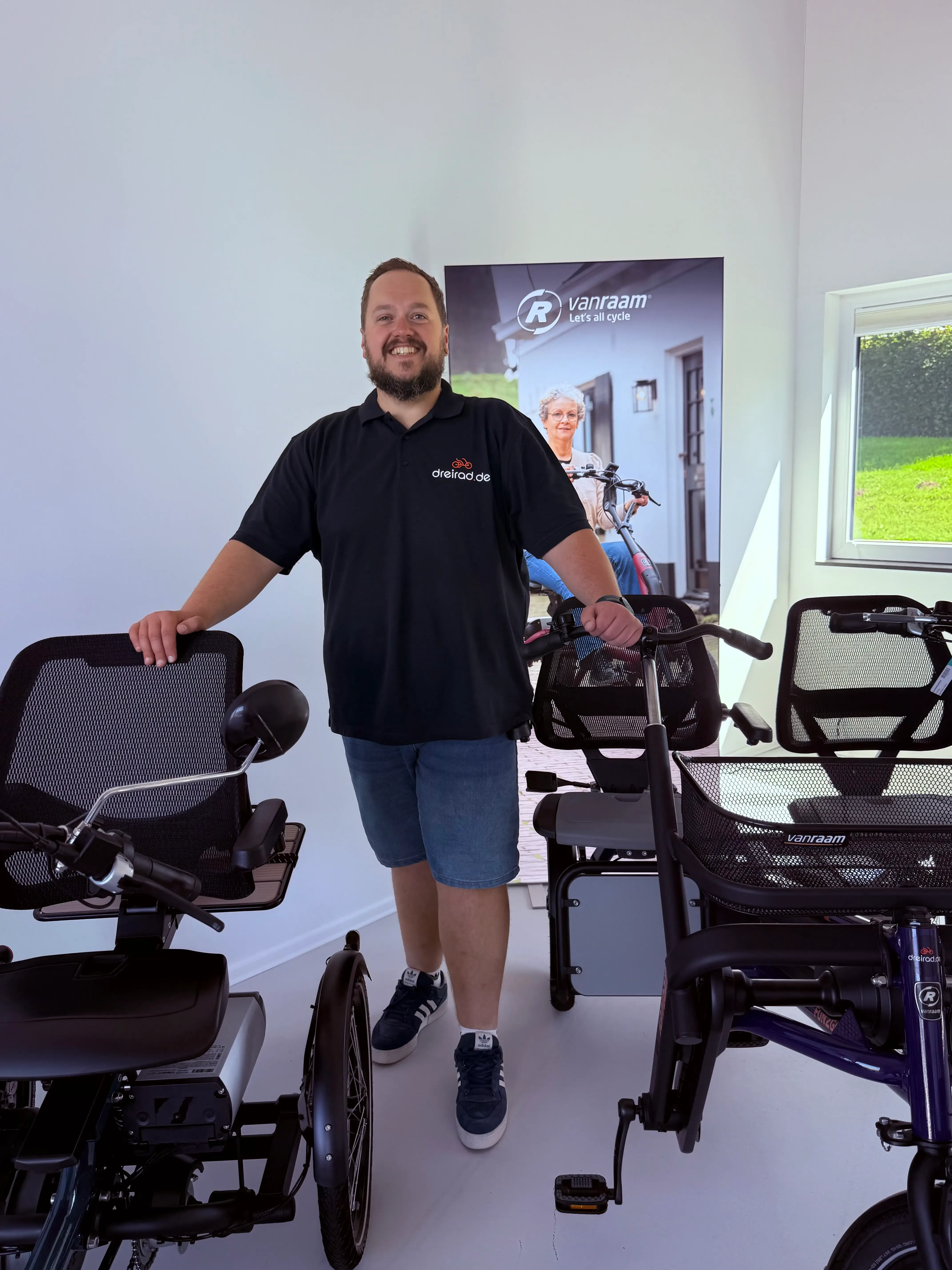 Inhaber des Ladens steht zwischen Fahrräder