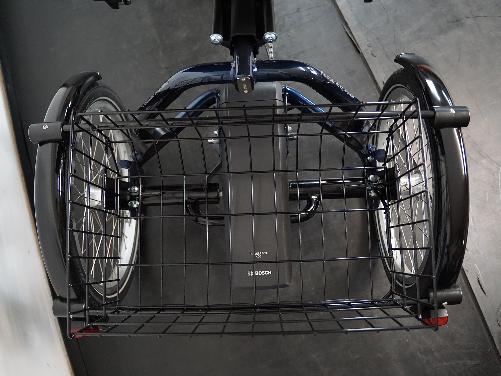 Draisin Dreirad Korb zwischen zwei Hinterräder