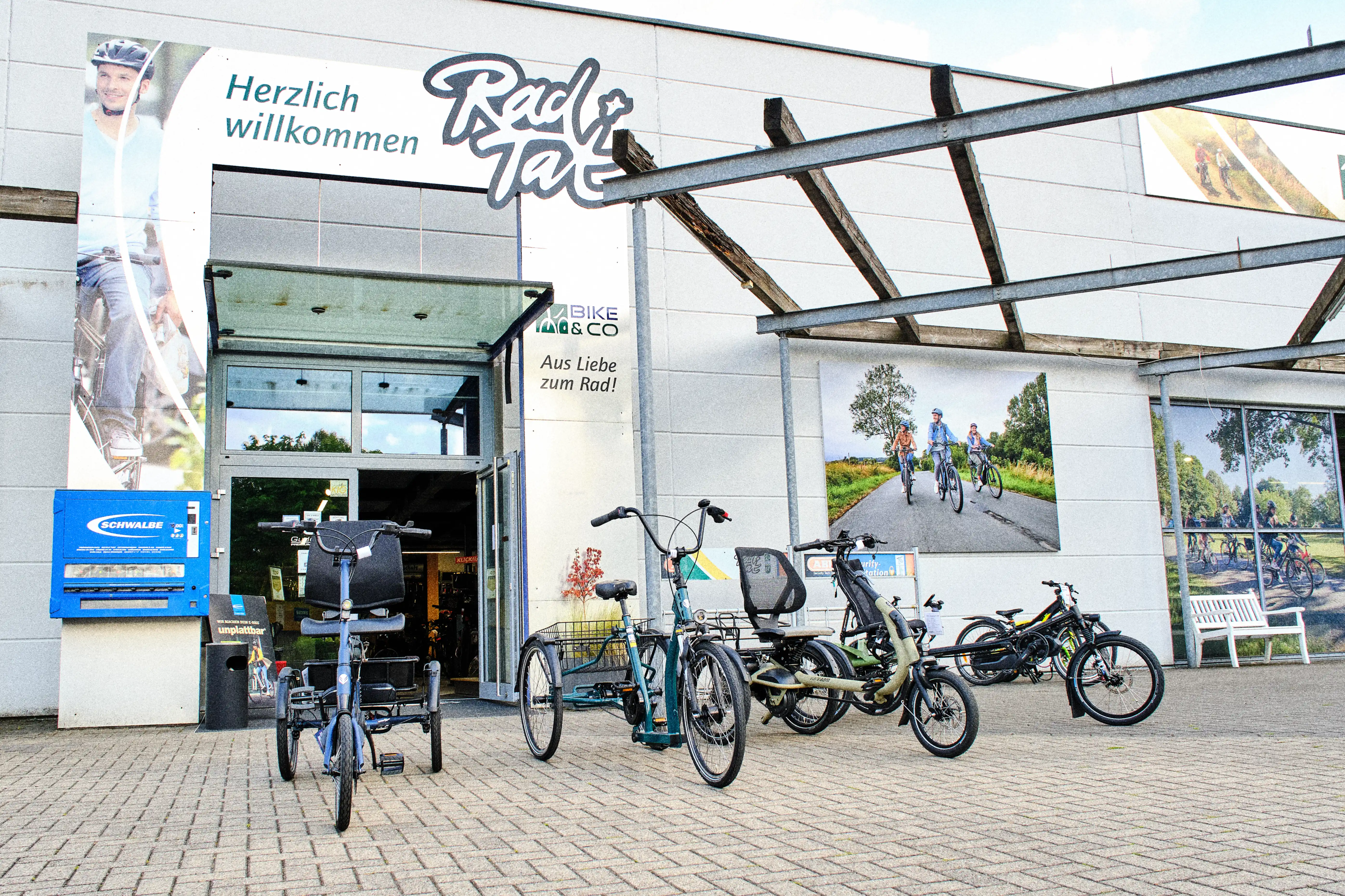 Fahrradladen von Außen mit Fahrrädern davor