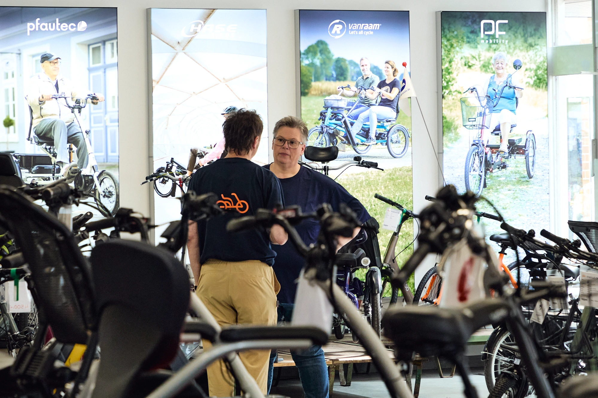 Zwei Personen unterhalten sich im Fahrradladen