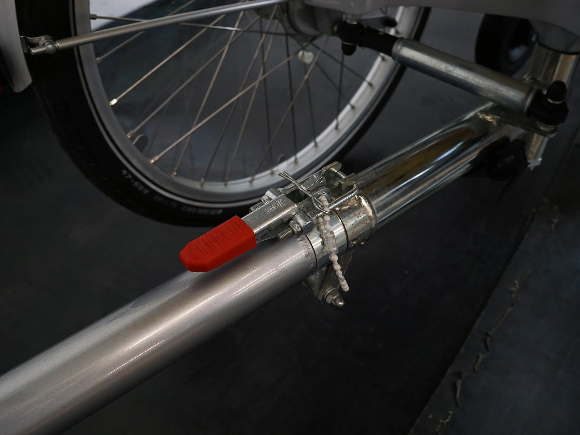 Rollstuhlfahrrad lässt sich am Rahmen teilen