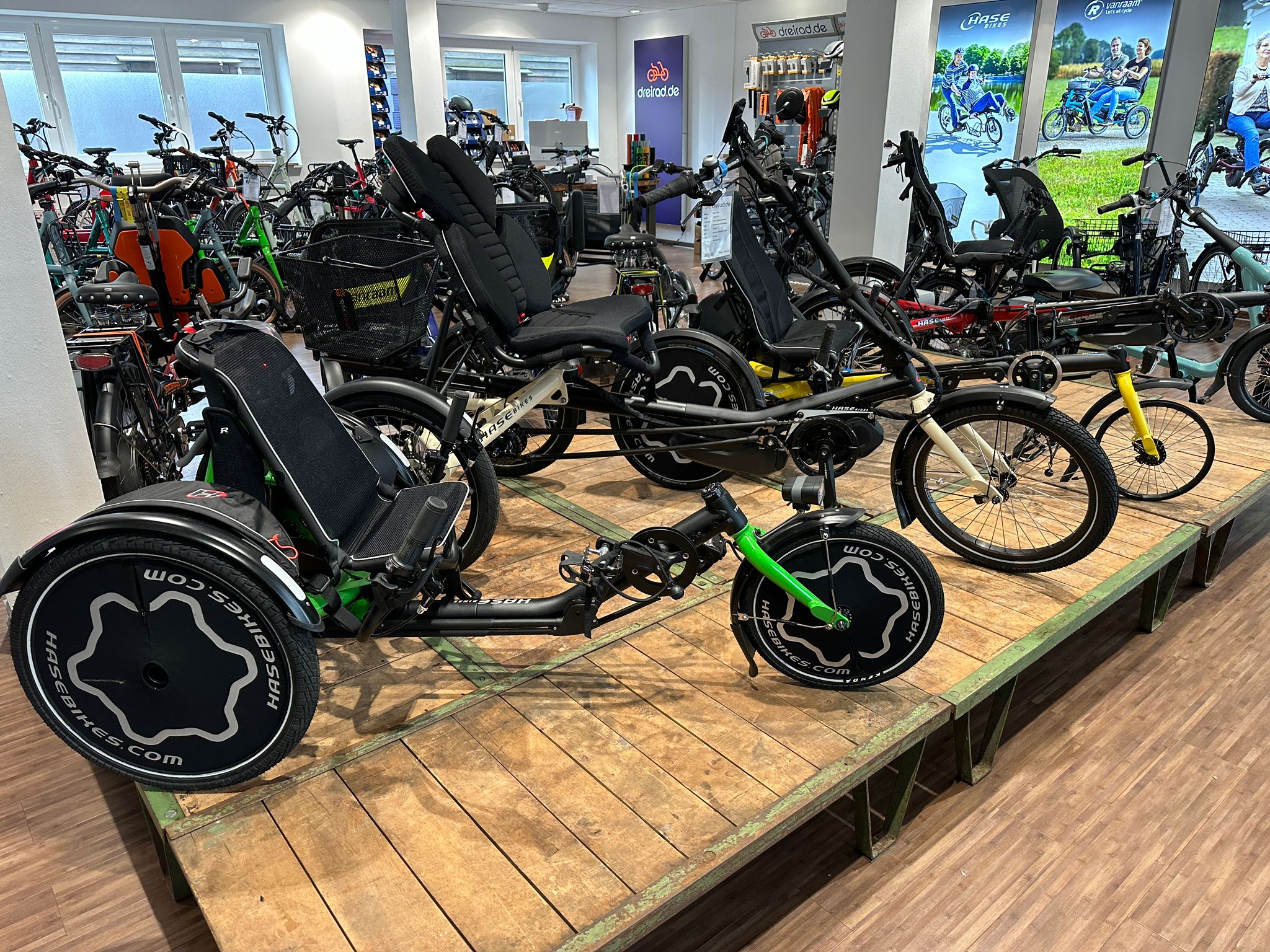  Ausstellungsfläche mit Liegedreirädern von HASE Bikes und weiteren Spezialfahrrädern im Laden.