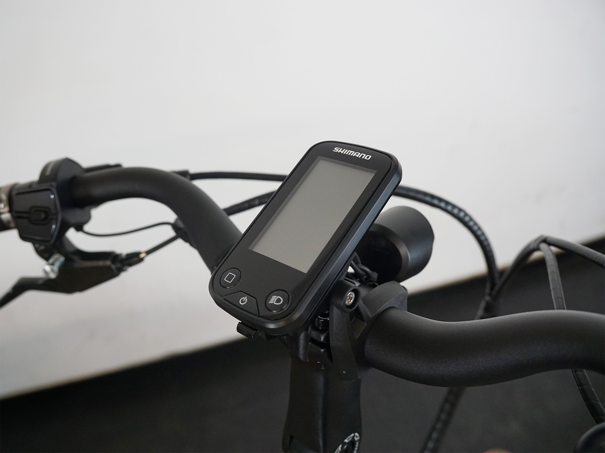 Zentral montiertes SHIMANO E-Bike-Display – gut ablesbar und ideal in den Lenker integriert.