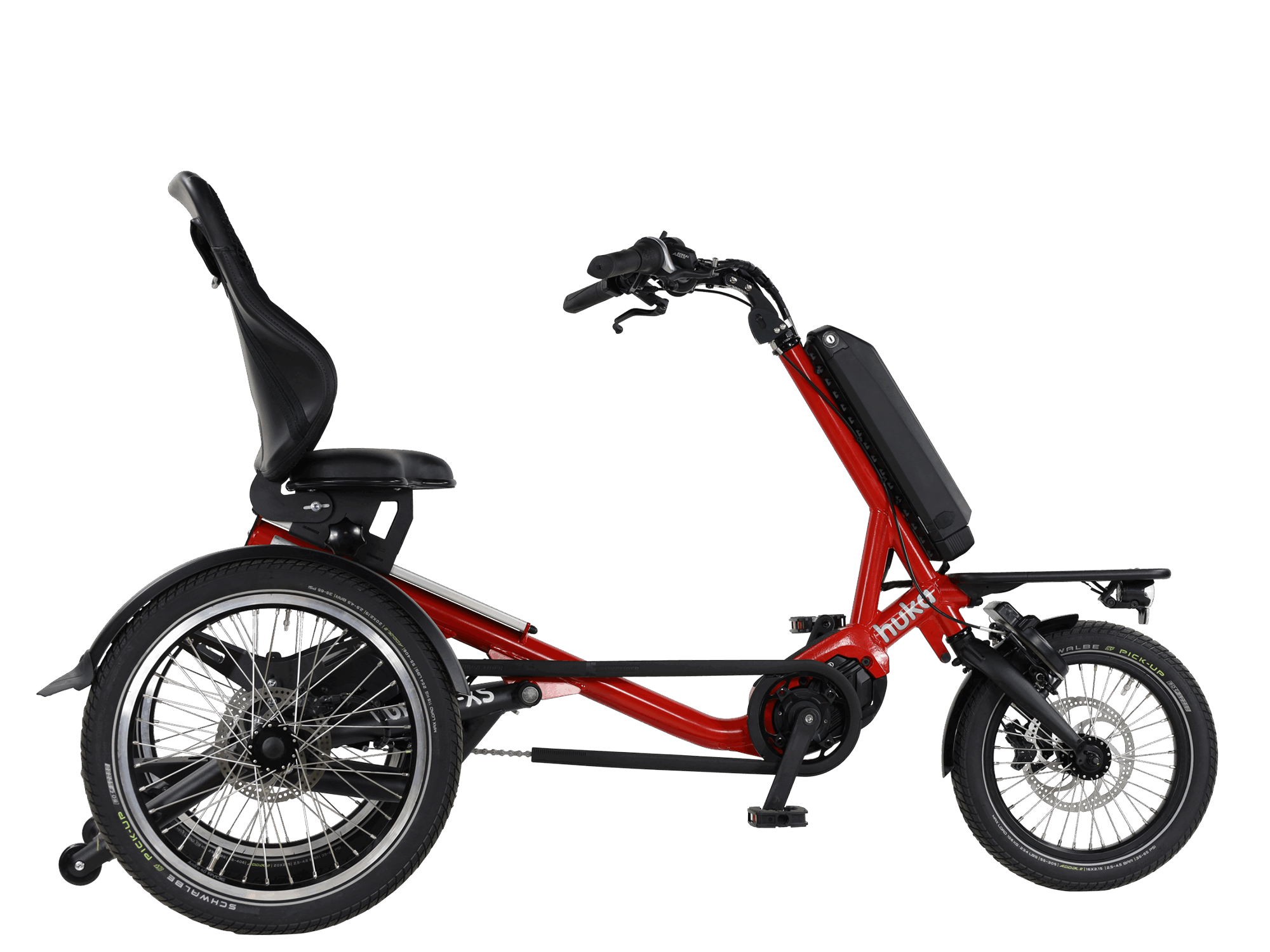 rotes Dreirad von der Seite auf weißem Hintergrund