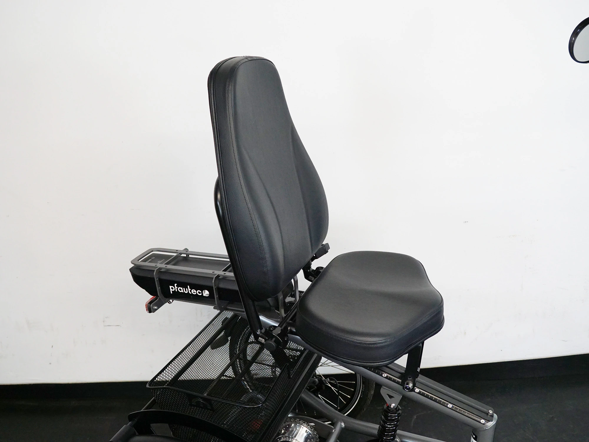 Sitz mit Rückenlehne und Polsterung