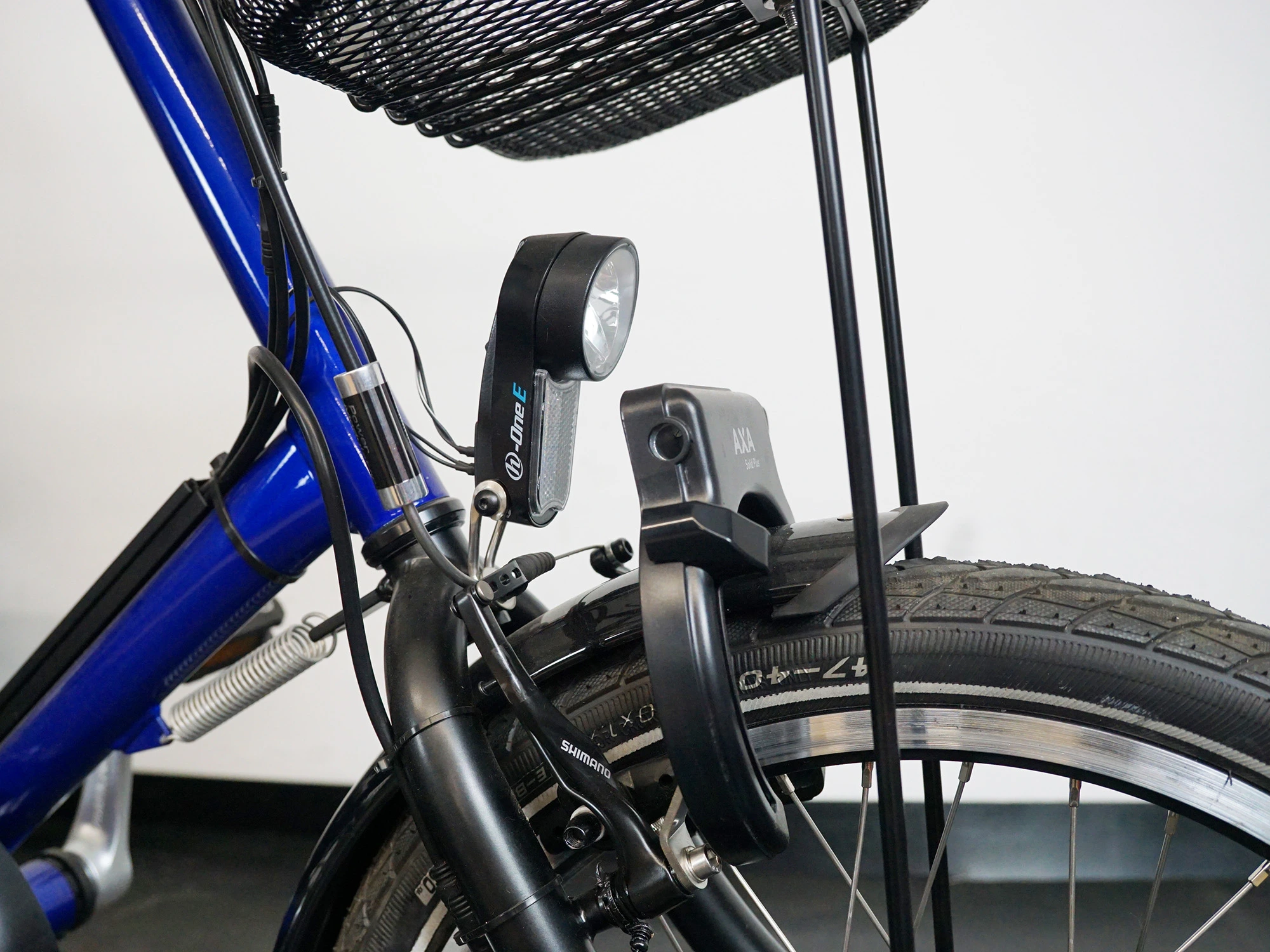 Rahmenschloss und Beleuchtung vorne