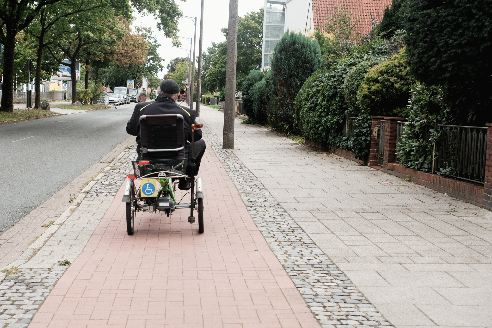 mann-auf-dreirad-radweg