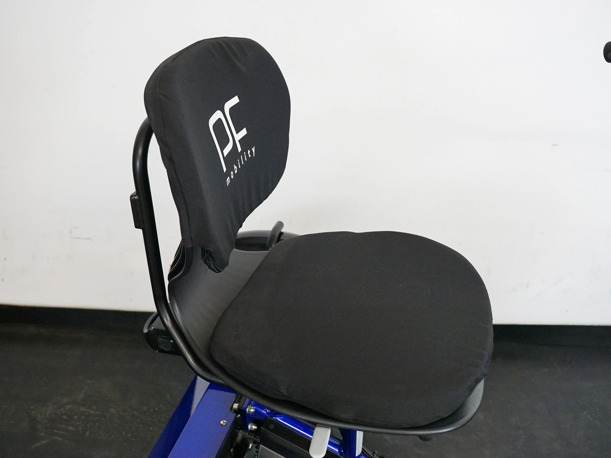 gro0er Sitz mit Lehne und Polsterung