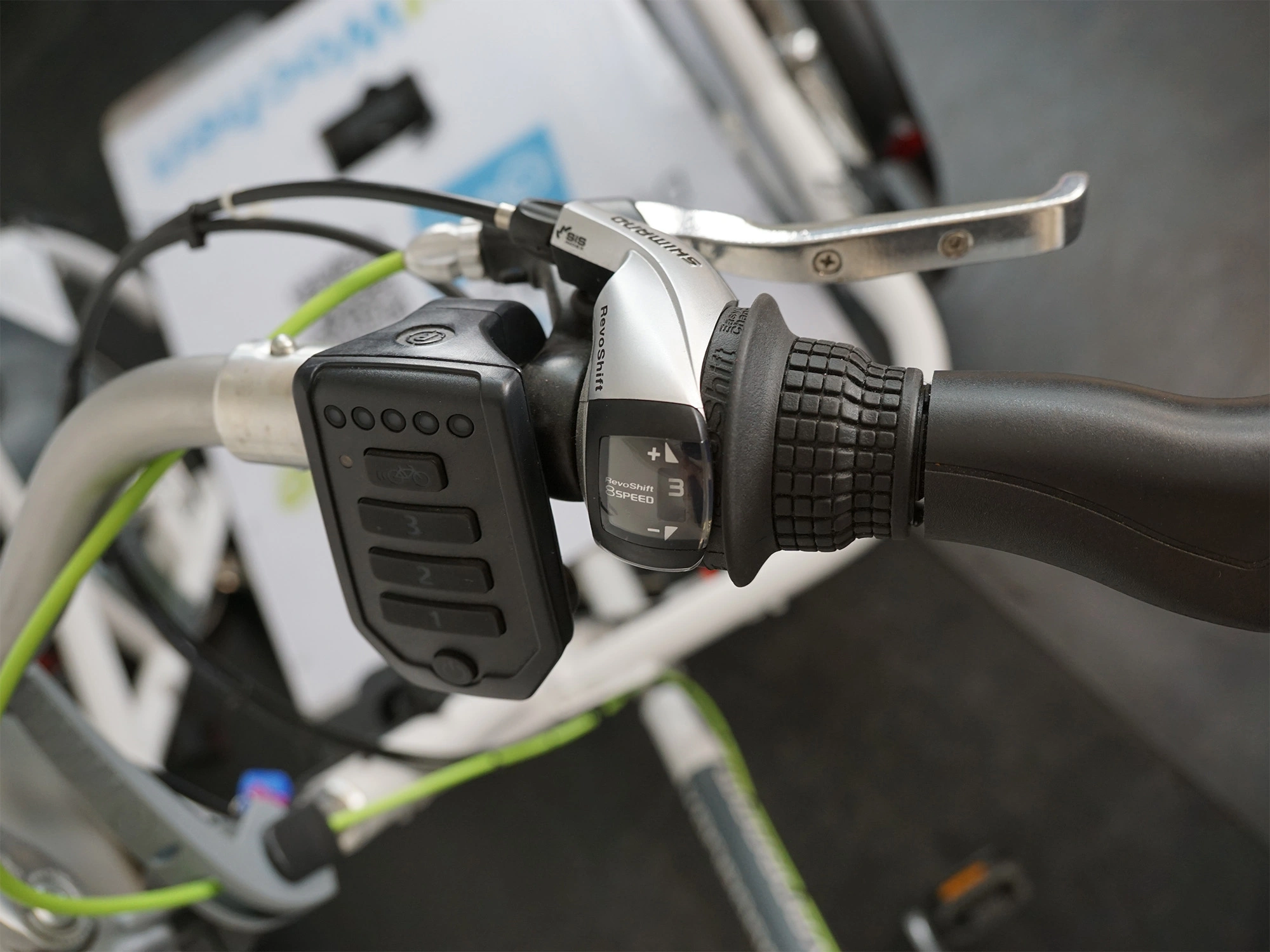 Velo Plus Rollstuhlfahrrad Schaltung und Bedienung des Motors