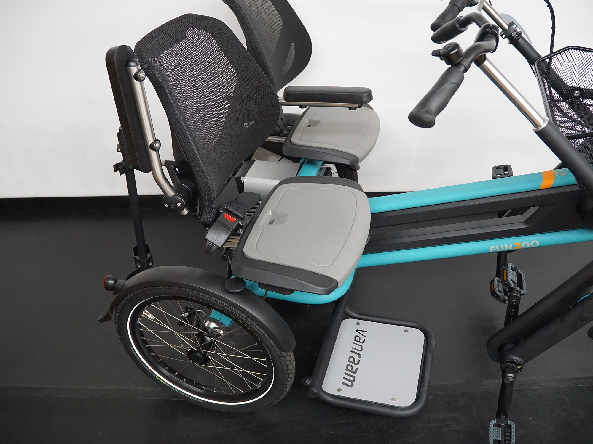 Zwei Sitze mit Rückenlehnen