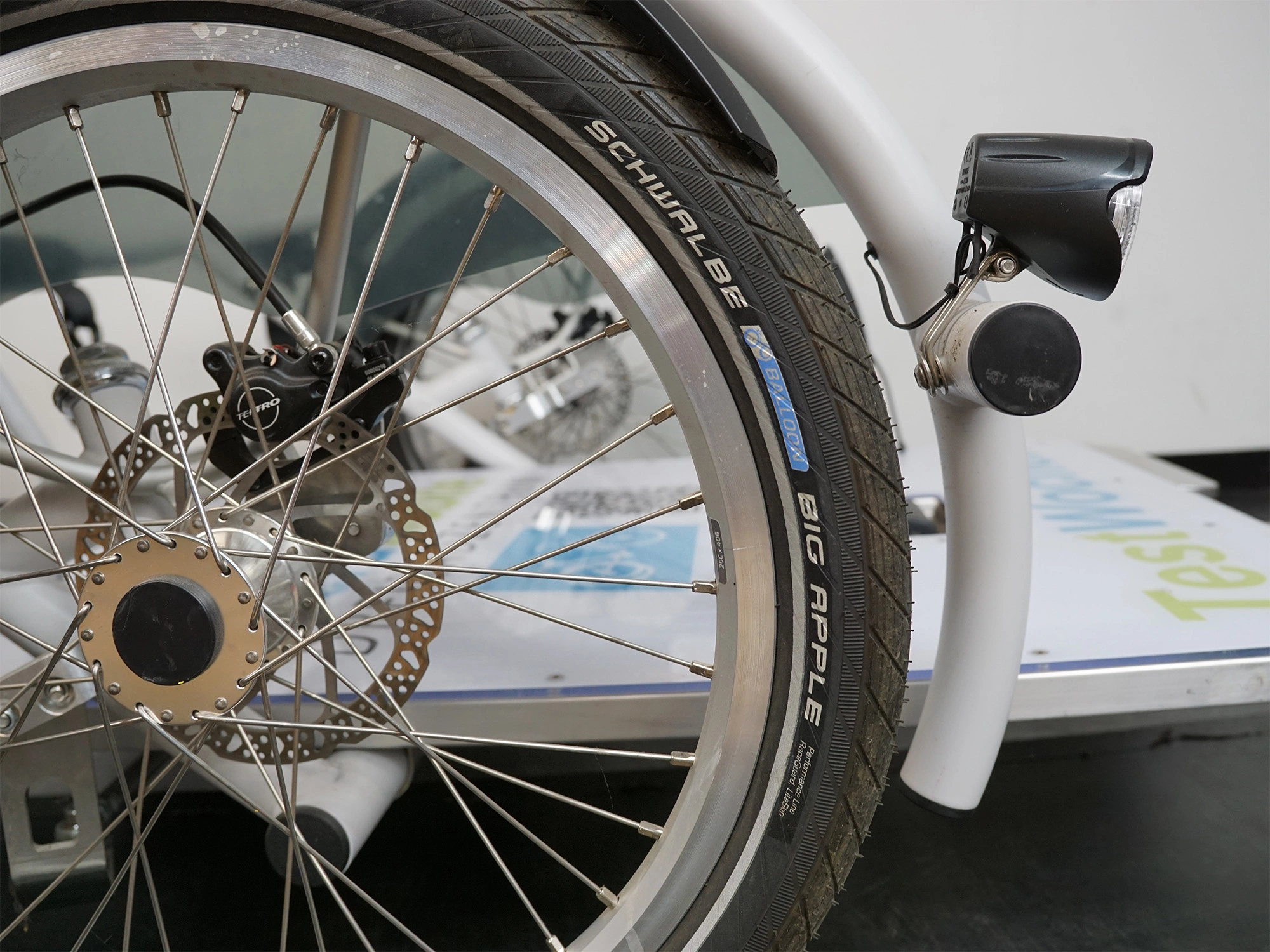 Velo Plus Rollstuhlfahrrad Beleuchtung vorne